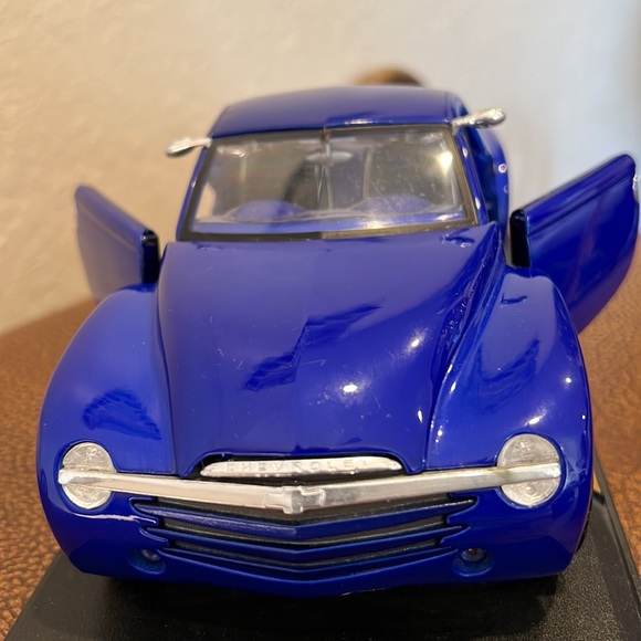 Maisto Metal Mounted Model 2000 Chevrolet SS Deep Cobalt Blue Concept Edition! - Picture 4 of 8